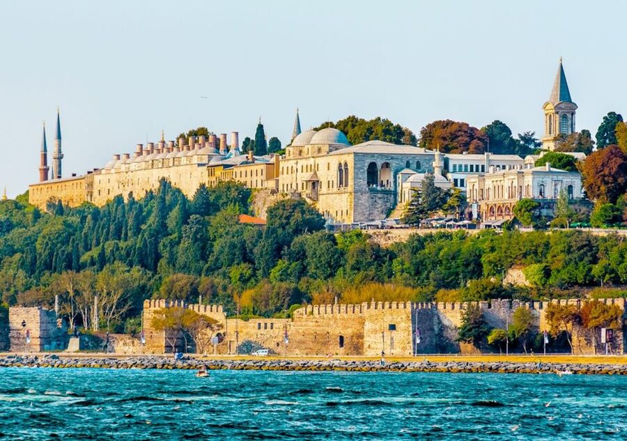 Istanbul: Old City Tour and Luxury Sunset Bosphorus Cruise - Topkapi Palace exhibitions and kiosks: what makes it worth the time