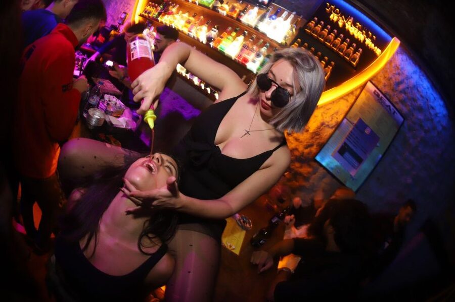 Istanbul: Party Pub Crawl with Party Bus - Two Bars, Two Rooftop Clubs, Fast VIP Entry Included