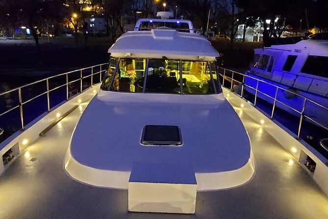 Istanbul Private Yacht Tour - 2 Hours - Bosphorus Bridge and Fatih Sultan Mehmet Bridge, two continents in one view