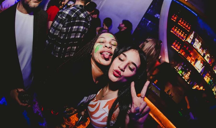 Istanbul: Rooftop Pub Crawl with Party Bus - VIP entry and express security for three rooftop clubs