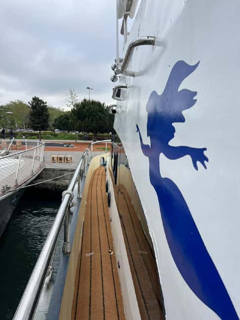 Istanbul: Sunset Bosphorus Yacht Cruise with A break on Asia - Gliding Past Galata Bridge and Çırağan Palace Without Rushing