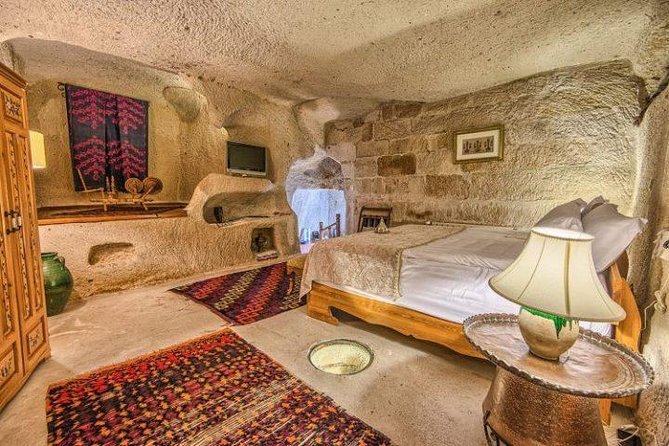 Istanbul to Cappadocia 2 Day Tour with Guide, Flights and Hotels - Day 1: Uçhisar Castle, Red Valley hiking, and Kaymaklı Underground City