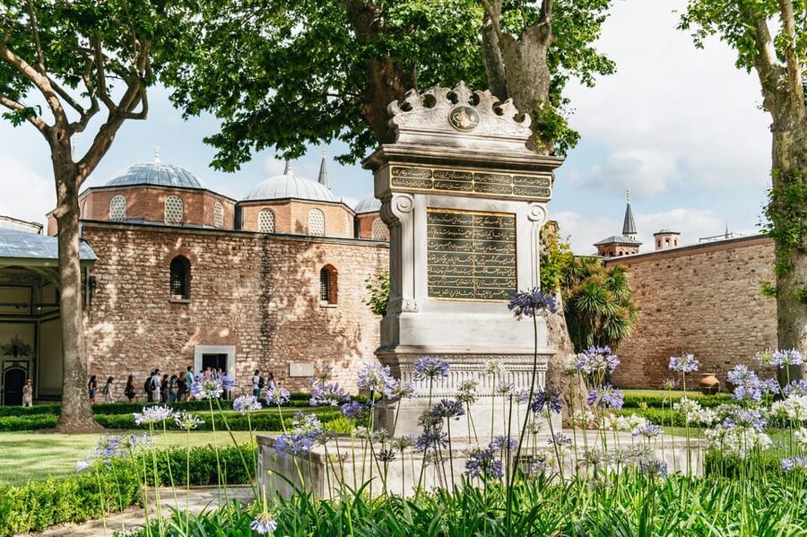 Istanbul: Topkapi Palace and Harem Guided Tour with Ticket - Meeting in Sultanahmet: getting oriented fast
