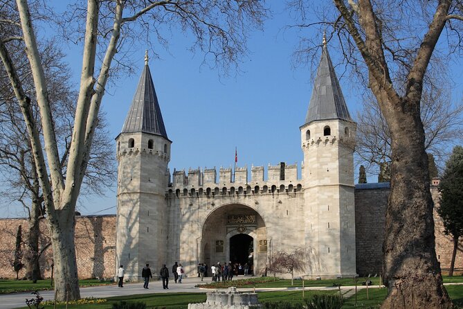 Istanbul: Topkapi Palace Guided Tour and Skip The Line - Entering the palace: Audience Hall, High Court, kitchens, and the Treasury