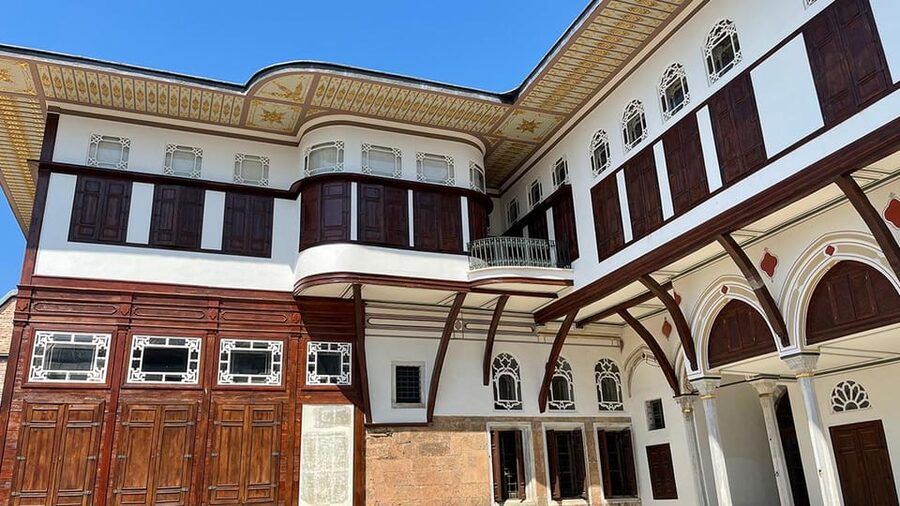 Istanbul: Topkapi Palace & Harem Museum Ticket & Audio Guide - Meet at Chimney Bistro, then follow the host into Topkapi
