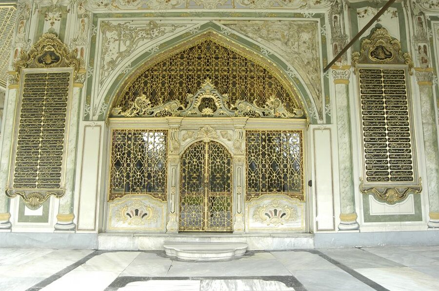 Istanbul: Topkapi Palace & Harem Tour Skip-the-Line Ticket - Getting In Smoothly: Meeting Point, Headsets, and ID