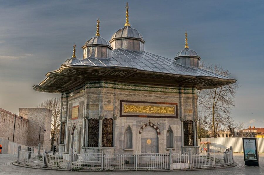 Istanbul: Topkapi Palace Skip-the-Line Ticket & Guided Tour - Guides in action: what people praise about the tour style