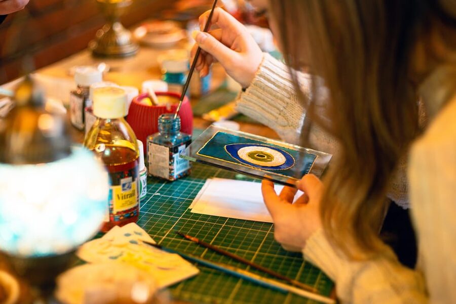 Istanbul: Traditional Stained Glass Painting Workshop - Finding Merhaba Pastanesi Sirkeci, The Start Of Your Creative Session