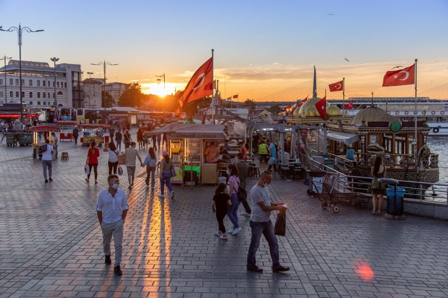Istanbul: Two Continents Evening Bus Tour with Commentary - Dolmabahçe and Beylerbeyi Palaces: Bosphorus grandeur by buslight