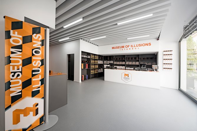 Museum of Illusions Istanbul Ticket - Clone Table: The Fun Part Where Timing Beats Perfection