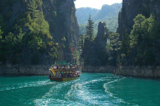 Side Green Canyon Boat Trip With Unlimited Drinks And Lunch - Guide and onboard experience: when communication helps, and when it doesn’t