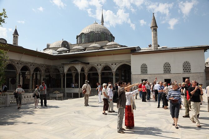 Topkapi Palace and Harem Guided tour with Skip-the-Line Tickets - Skip-the-line Tickets and a Small-Group Rhythm